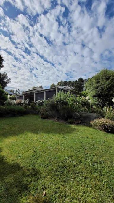 Quiet Family Retreat Getaway - Wildlife Park, Sovereign Hill, Kryall Castle And City At Your Door - Modern House, 8 Guests, 4 Bedrooms, 5 Beds - Inverell Accommodation 0
