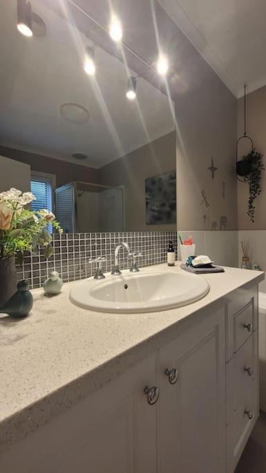 Quiet Family Retreat Getaway - Wildlife Park, Sovereign Hill, Kryall Castle And City At Your Door - Modern House, 8 Guests, 4 Bedrooms, 5 Beds - Inverell Accommodation 2