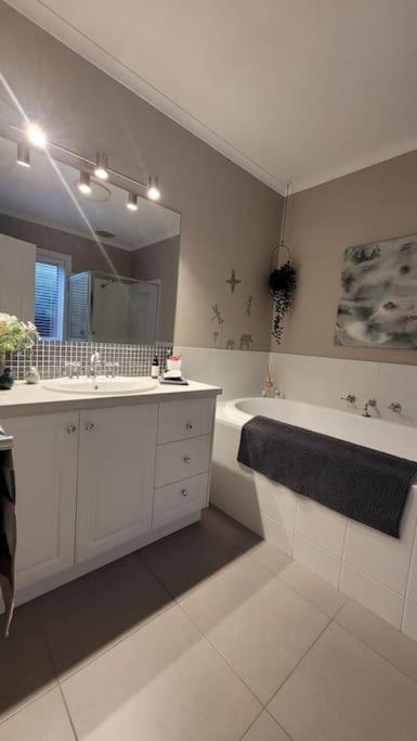 Quiet Family Retreat Getaway - Wildlife Park, Sovereign Hill, Kryall Castle And City At Your Door - Modern House, 8 Guests, 4 Bedrooms, 5 Beds - Inverell Accommodation 3