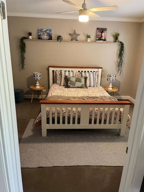 Quiet Family Retreat Getaway - Wildlife Park, Sovereign Hill, Kryall Castle And City At Your Door - Modern House, 8 Guests, 4 Bedrooms, 5 Beds - Inverell Accommodation 1