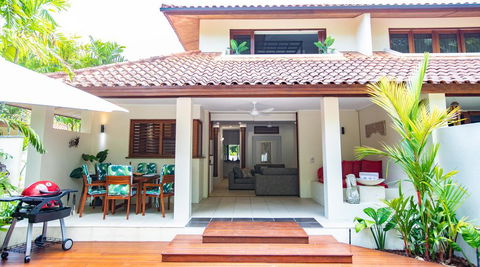 Beachfront Hideaway - Port Douglas - Inverell Accommodation 1