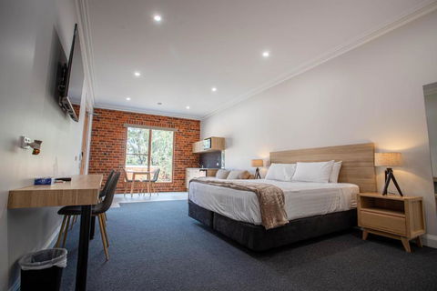 Red Waratah Accommodation - Inverell Accommodation 2