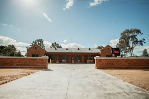 Red Waratah Accommodation - Inverell Accommodation 0