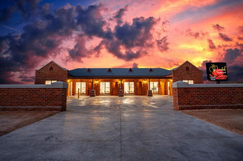 Red Waratah Accommodation - Inverell Accommodation 1