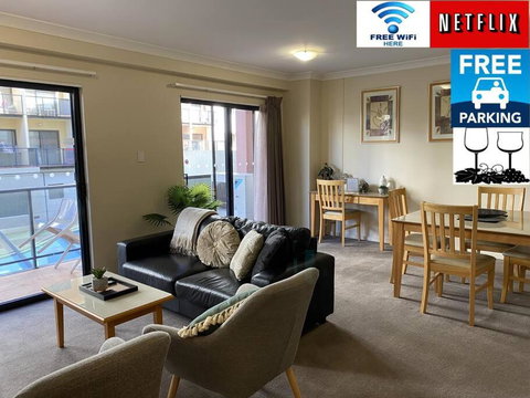 RIVERSIDE CITY VIEW PARKING NETFLIX WIFI WINE FREE - Inverell Accommodation 0