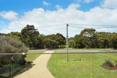 Rolling Waves In Pt Leo - Inverell Accommodation 1