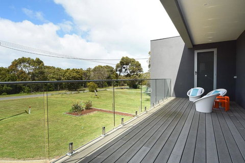 Rolling Waves In Pt Leo - Inverell Accommodation 2