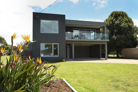 Rolling Waves In Pt Leo - Inverell Accommodation 0
