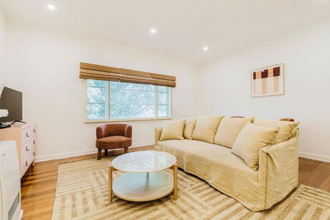 Salmon Calm - Trendy Velvet Allure By Albert Park - Inverell Accommodation 2
