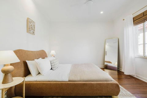 Salmon Calm - Trendy Velvet Allure By Albert Park - Inverell Accommodation 0