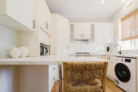 Salmon Calm - Trendy Velvet Allure By Albert Park - Inverell Accommodation 1