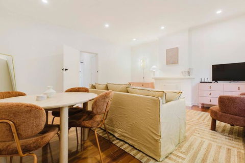 Salmon Calm - Trendy Velvet Allure By Albert Park - Inverell Accommodation 3
