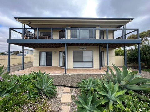 Sandcastle - A Esplanade Place, Stunning Views - Inverell Accommodation 3