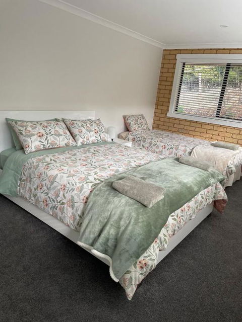Sandstone Family Apartment - Inverell Accommodation 1