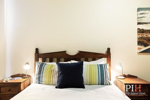 Sandy Bay Getaway W Spa 4 Bdr - Inverell Accommodation 2
