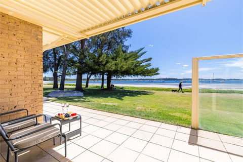 Sandy Beach House Corlette Unit 1 Waterfront WI-FI Aircon - Inverell Accommodation 2