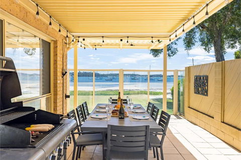 Sandy Beach House Corlette Unit 1 Waterfront WI-FI Aircon - Inverell Accommodation 3