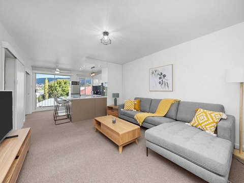Sandy Bay Apartment With Hobart River View, Near UTAS - Stroll To Cafes And Shops - Inverell Accommodation 0