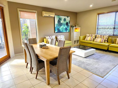 Specious Ex-display 5 BDR House,up To 15 Guests- Williams Landing - Inverell Accommodation 1
