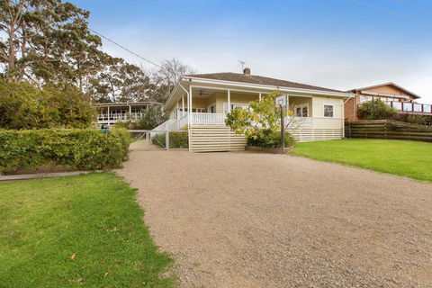 BEACHSIDE GETAWAY - DROMANA - Inverell Accommodation 0