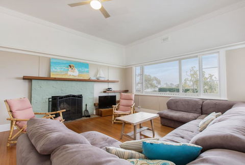 BEACHSIDE GETAWAY - DROMANA - Inverell Accommodation 1