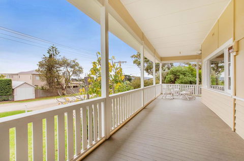 BEACHSIDE GETAWAY - DROMANA - Inverell Accommodation 3