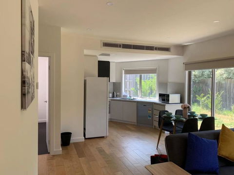 Beautiful Bedroom In Bentleigh East - Inverell Accommodation 2