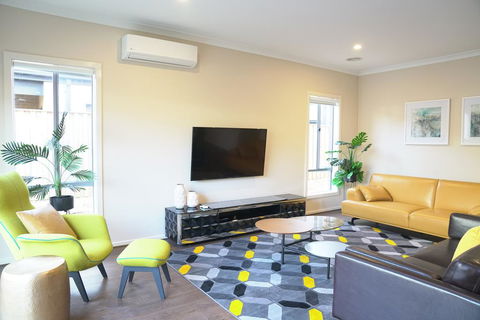 Beautiful House In Melbourne Southwest - Inverell Accommodation 1