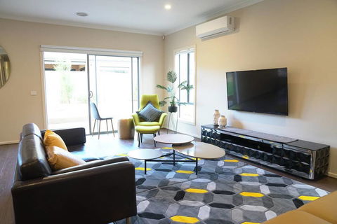 Beautiful House In Melbourne Southwest - Inverell Accommodation 3