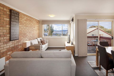 Beloka 9 - Overlooking Lake Jindabyne - Inverell Accommodation 0