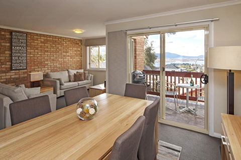 Beloka 9 - Overlooking Lake Jindabyne - Inverell Accommodation 3