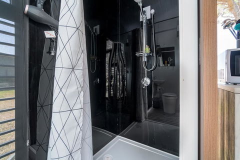 Big Tiny Paz Seven Hills Tiny House, Tallarook - Inverell Accommodation 3