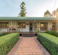 Birds 'n' Bloom Cottages - Inverell Accommodation