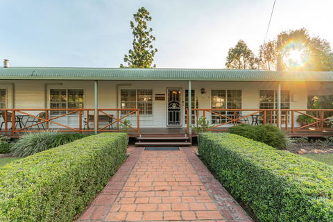 Birds 'n' Bloom Cottages - Inverell Accommodation 0