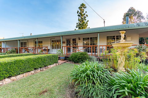 Birds 'n' Bloom Cottages - Inverell Accommodation 2