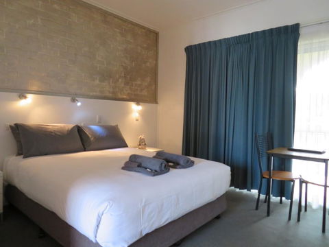 Bishops Lodge Narrandera - Inverell Accommodation 2