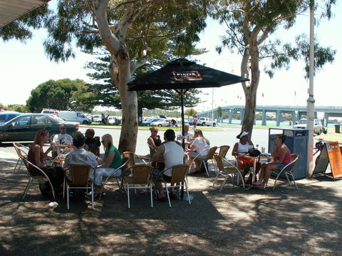 Black Dolphin Waterfront Apartment - Inverell Accommodation 3