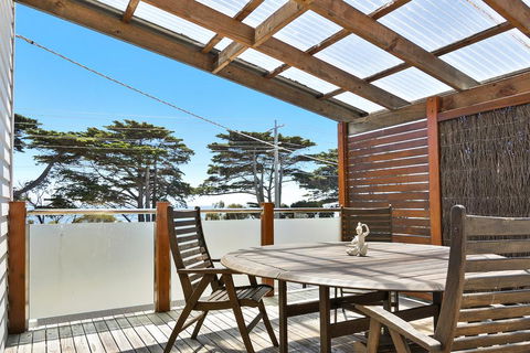 Black Dolphin Waterfront Townhouse - Bay Views - Inverell Accommodation 2