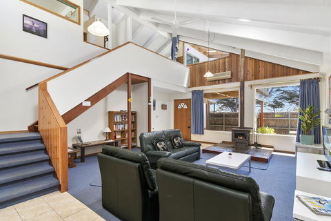 Black Dolphin Waterfront Townhouse - Bay Views - Inverell Accommodation 0