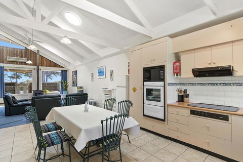 Black Dolphin Waterfront Townhouse - Bay Views - Inverell Accommodation 3