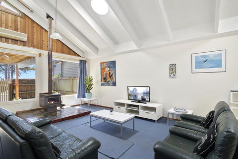 Black Dolphin Waterfront Townhouse - Bay Views - Inverell Accommodation 1