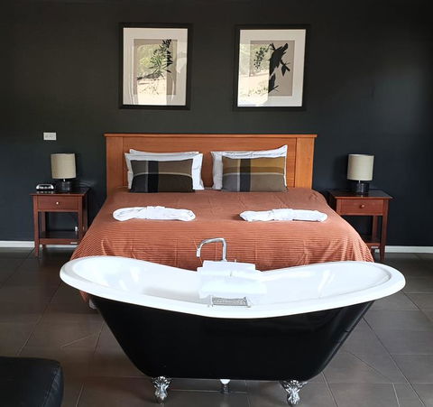 Blaze Rock Retreat - Inverell Accommodation 2