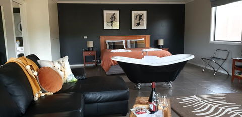Blaze Rock Retreat - Inverell Accommodation 0